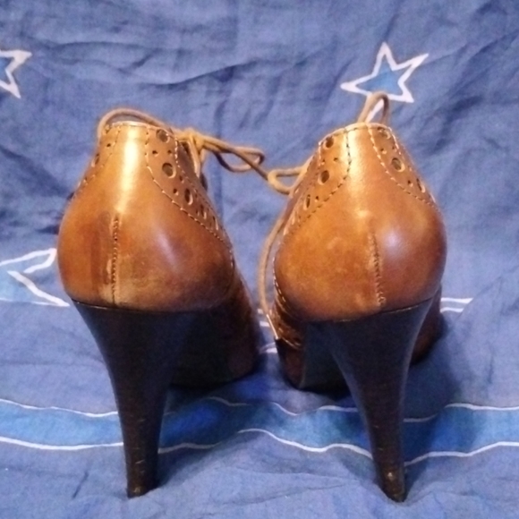 Gianni Bini Brown Oxford Heels - Picture 4 of 12